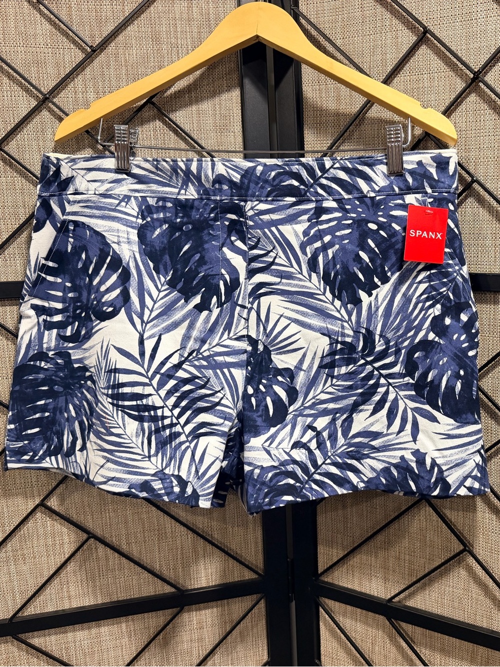 SPANX *NWT* Navy & White Tropical Leaf High-Rise Pull-On Shorts - XL - Picture 4 of 12